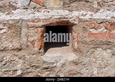 Loch in einer alten Ziegelmauer. Horizontal Stockfoto