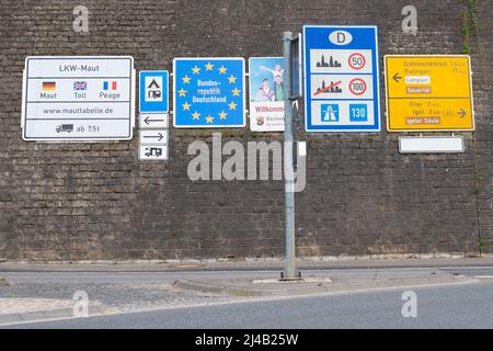 Grenzübergang nach Deutschland, viele Straßenschilder informieren über Tempolimits und Mautgebühren auf deutschen Straßen, Willkommensschild, Europäische Union, Grenzgebiet Luxemburg Stockfoto