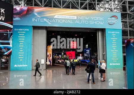 New York, Usa. 13. April 2022. Der Eingang zur New York International Auto Show. Kredit: SOPA Images Limited/Alamy Live Nachrichten Stockfoto