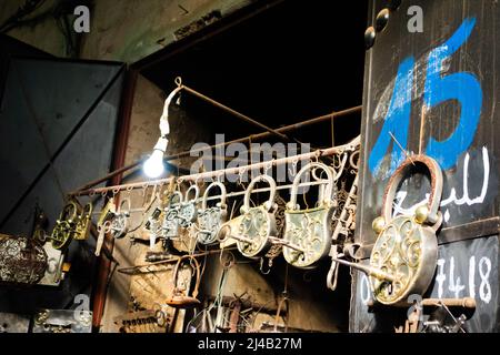 MARRAKESCH, MAROKKO - 21. NOVEMBER; 2018 Metallarbeiter und Schlosser in der Medina Stockfoto