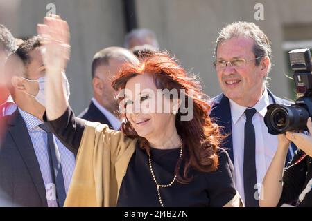 Buenos Aires, Argentinien, 13.. April 2022. Vizepräsidentin Cristina Fernández de Kirchner begrüßt ihre Anhänger, nachdem sie die Plenarsitzung der Euro-Lateinamerikanischen Parlamentarischen Versammlung (Eurolat) nach ihrer Eröffnung verlassen hat. (Bild: Esteban Osorio/Alamy Live News) Stockfoto