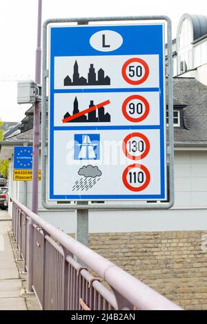 Luxemburger Straßenschild mit Geschwindigkeitsbegrenzungen, Grenzüberfahrt zu den Benelux-Ländern, Verkehrs- und Verkehrsrecht an der Borde Stockfoto