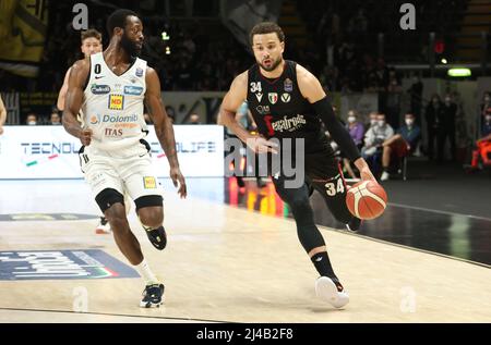 Kyle Weems (Segafredo Virtus Bologna) (R) von Dominique Jhonson (Dolomiti Energia Trento) während der Serie A1 italienischen LBA Basketball-Meisterschaft Spiel Segafredo Virtus Bologna gegen vereitelt. Dolomiti Energia Trient in der Segafredo Arena - Bologna, 13. April 2022 - Foto: Michele Nucci Stockfoto