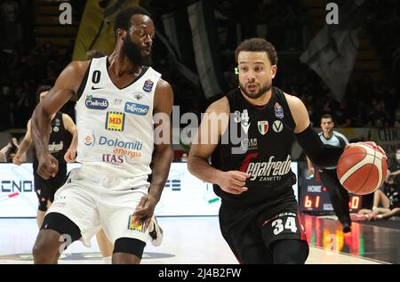 Kyle Weems (Segafredo Virtus Bologna) (R) von Dominique Jhonson (Dolomiti Energia Trento) während der Serie A1 italienischen LBA Basketball-Meisterschaft Spiel Segafredo Virtus Bologna gegen vereitelt. Dolomiti Energia Trient in der Segafredo Arena - Bologna, 13. April 2022 - Foto: Michele Nucci Stockfoto