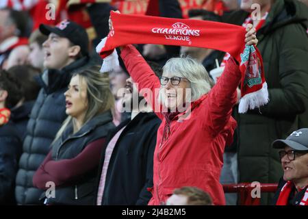 LIVERPOOL, GROSSBRITANNIEN. APR 13. Liverpool-Fans vor dem UEFA Champions League-Spiel zwischen Liverpool und S L Benfica in Anfield, Liverpool am Mittwoch, 13.. April 2022. (Kredit: Pat Scaasi | MI Nachrichten) Kredit: MI Nachrichten & Sport /Alamy Live Nachrichten Stockfoto