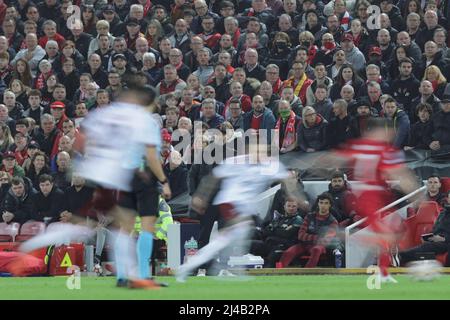 LIVERPOOL, GROSSBRITANNIEN. APR 13. Jurgen Klopp, Manager von Liverpool, beobachtet am Mittwoch, den 13.. April 2022, während des UEFA Champions League-Spiels zwischen Liverpool und S L Benfica in Anfield, Liverpool. (Kredit: Pat Scaasi | MI Nachrichten) Kredit: MI Nachrichten & Sport /Alamy Live Nachrichten Stockfoto