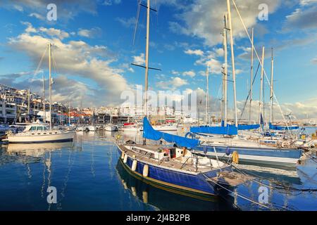 Mikrolimano ist der malerischste Hafen von Piräus, Griechenland Stockfoto