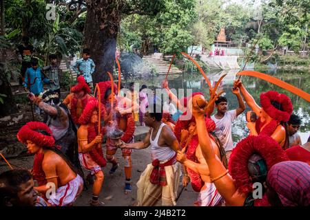 Das Lal Kach-Festival wurde in Bangladesch gefeiert. Die Hindu-Gemeinde nahm am jährlichen Lal Kach (Rotglas) Festival in Narayangonj, Bangladesch, Teil Stockfoto