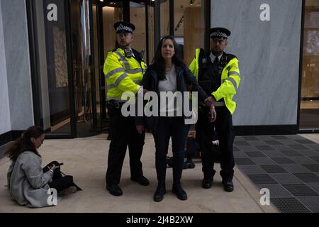 London, Großbritannien. 13. April 2022. Polizisten sahen während der Demonstration, wie sie einen Protestierenden verhafteten. Die Klima-Protestgruppe Extinction Rebellion protestiert in der Shell-Zentrale gegen den Einsatz fossiler Brennstoffe, der zur Klimanotlage führt. Einige der Demonstranten kleben ihre Hände als Protestform auf den Boden. (Foto von Hesther Ng/SOPA Images/Sipa USA) Quelle: SIPA USA/Alamy Live News Stockfoto