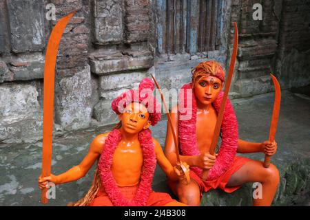 Hindu-Anhänger mit ihrem rot gefärbten corp nehmen an einer Prozession mit Schwertern Teil, die am jährlichen Lal Kach (Rotes Glas)-Fest teilnehmen Stockfoto