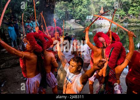 Das Lal Kach-Festival wurde in Bangladesch gefeiert. Die Hindu-Gemeinde nahm am jährlichen Lal Kach (Rotglas) Festival in Narayangonj, Bangladesch, Teil Stockfoto