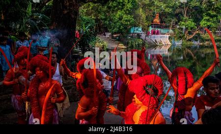 Das Lal Kach-Festival wurde in Bangladesch gefeiert. Die Hindu-Gemeinde nahm am jährlichen Lal Kach (Rotglas) Festival in Narayangonj, Bangladesch, Teil Stockfoto