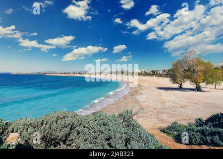 Der Strand Glyfada befindet sich vor der berühmten Küstensiedlung in der Nähe von Athen, Griechenland Stockfoto