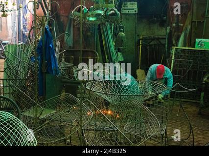 MARRAKESCH, MAROKKO – 21. NOVEMBER: 2018 Metallarbeiter präsentieren ihre Arbeit in der Medina Stockfoto