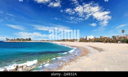 Der Strand von Asteria in Glyfada befindet sich vor der berühmten Küstensiedlung in der Nähe von Athen, Griechenland Stockfoto