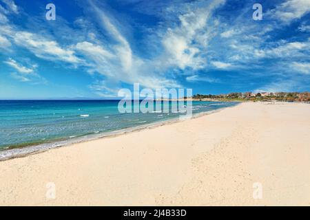 Der Strand von Asteras in Glyfada befindet sich vor der berühmten Küstensiedlung in der Nähe von Athen, Griechenland Stockfoto