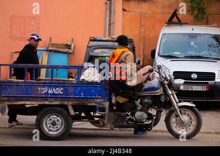 MARRAKESCH, MAROKKO - 21. NOVEMBER; 2018 motorisierter Güterverkehr in der Medina Stockfoto