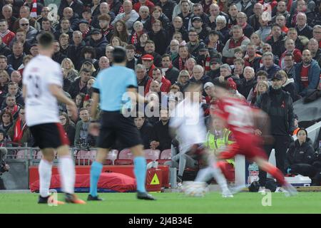 LIVERPOOL, GROSSBRITANNIEN. APR 13. Jurgen Klopp, Manager von Liverpool, beobachtet am Mittwoch, den 13.. April 2022, während des UEFA Champions League-Spiels zwischen Liverpool und S L Benfica in Anfield, Liverpool. (Kredit: Pat Scaasi | MI Nachrichten) Kredit: MI Nachrichten & Sport /Alamy Live Nachrichten Stockfoto