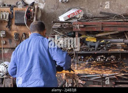 MARRAKESCH, MAROKKO - 21. NOVEMBER; 2018 Funken fliegen von einem Metallarbeiter in der Medina Stockfoto