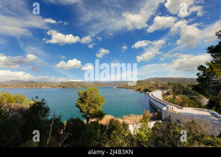 Der Marathon-See mit dem Damm in Attica bei Athen, Griechenland Stockfoto