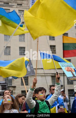 London, Großbritannien. 13. April 2022. Gegenüber der Downing Street protestieren eine große Menschenmenge, darunter viele Kinder, gegen die russische Invasion in der Ukraine. Kredit: Mark York/Alamy Live Nachrichten Stockfoto