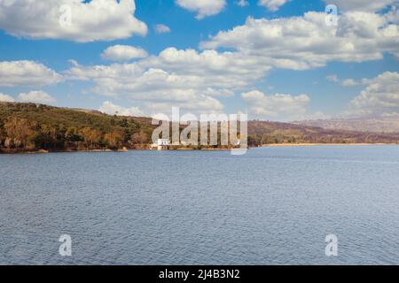 Der Marathon-See mit dem Damm in Attica bei Athen, Griechenland Stockfoto