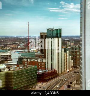 Blick über das Stadtzentrum von Birmingham mit der Suffolk Street Queensway und dem Orion Building im Vordergrund. Stockfoto