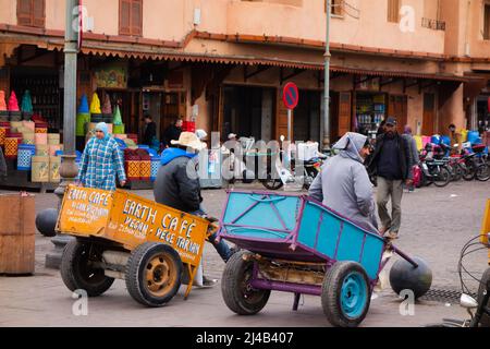 MARRAKESCH, MAROKKO - 21. NOVEMBER; 2018 Transportwagen warten in der Medina auf Kunden Stockfoto