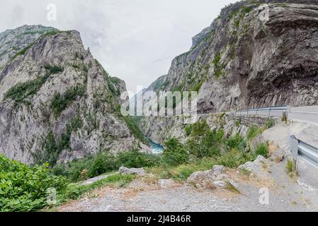 Malerischer Blick auf Moraca-fluss Canyon vom Mountain Road im Licht der trübe Sommer Tag, Montenegro. Stockfoto