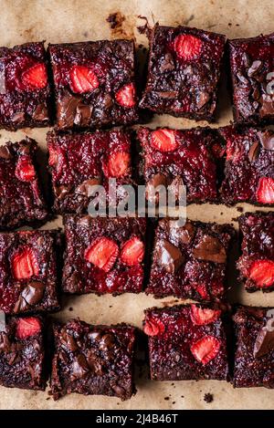 Hausgemachte Erdbeer-Brownies in Würfeln Stockfoto