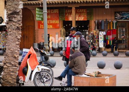 MARRAKESCH, MAROKKO - 21. NOVEMBER; 2018 Transport von Menschen in den engen Gassen der Medina Stockfoto