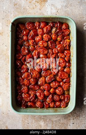 Kirschtomate in einem großen Serviergericht konfit Stockfoto