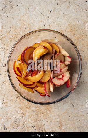 Zutaten und Zubereitung für eine Stone Fruit Galette Stockfoto