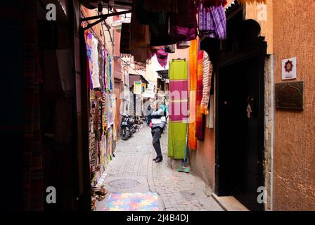 MARRAKESCH, MAROKKO - 21. NOVEMBER; 2018 typischer Verbündeter mit Geschäften in der Medina Stockfoto