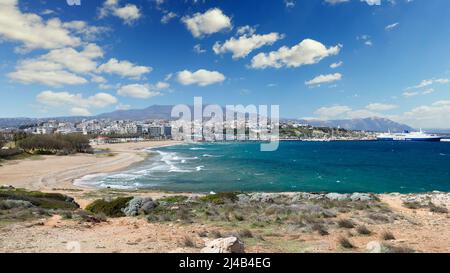 Der Strand am Hafen von Rafina in Attica bei Athen, Griechenland Stockfoto