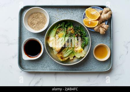 Geschmorter Bok Choy Kohl mit Ingwer, Sojasauce und rotem Orangensaft Stockfoto