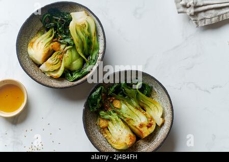 Geschmorter Bok Choy Kohl mit Ingwer, Sojasauce und rotem Orangensaft Stockfoto