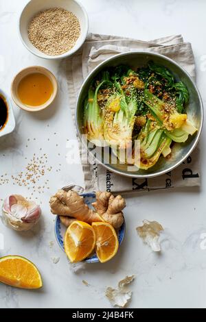 Geschmorter Bok Choy Kohl mit Ingwer, Sojasauce und rotem Orangensaft Stockfoto