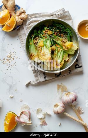 Geschmorter Bok Choy Kohl mit Ingwer, Sojasauce und rotem Orangensaft Stockfoto