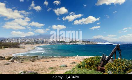 Der Strand am Hafen von Rafina in Attica bei Athen, Griechenland Stockfoto