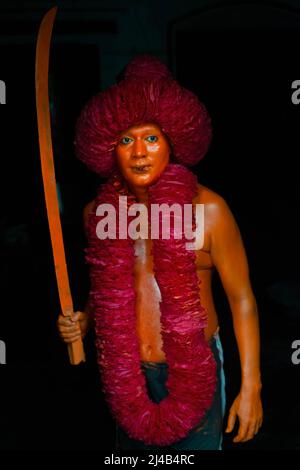 Munshiganj, Bangladesch. 13. April 2022. Ein Hindu-Anhänger, der an einer Lal-Kach-Prozession teilnimmt, posiert mit seinem Schwert für ein Foto. Das Lal Kach (Red Galss) Festival wird in der lokalen Gemeinde seit vielen Jahrzehnten gefeiert. Die Hindu-Männer malen sich rot an und nehmen an einer Prozession mit Schwertern Teil, während sie Macht gegen böse Sprites zeigen, während sie ein Jahr beenden und ein weiteres bangladesches Neujahr begrüßen. Kredit: SOPA Images Limited/Alamy Live Nachrichten Stockfoto