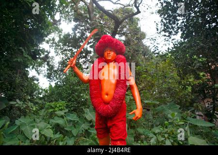 Munshiganj, Bangladesch. 13. April 2022. Ein Hindu-Anhänger, der an einer Lal-Kach-Prozession teilnimmt, posiert mit seinem Schwert für ein Foto. Das Lal Kach (Red Galss) Festival wird in der lokalen Gemeinde seit vielen Jahrzehnten gefeiert. Die Hindu-Männer malen sich rot an und nehmen an einer Prozession mit Schwertern Teil, während sie Macht gegen böse Sprites zeigen, während sie ein Jahr beenden und ein weiteres bangladesches Neujahr begrüßen. Kredit: SOPA Images Limited/Alamy Live Nachrichten Stockfoto