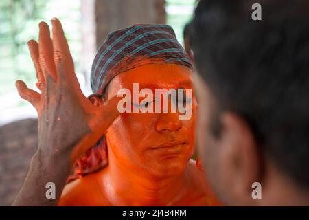 Munshiganj, Bangladesch. 13. April 2022. Hinduistische Anhänger bereiten sich vor der Lal-Kach-Prozession vor das Lal-Kach-Fest (Red Galss) wird in der lokalen Gemeinde seit vielen Jahrzehnten gefeiert. Die Hindu-Männer malen sich rot an und nehmen an einer Prozession mit Schwertern Teil, während sie Macht gegen böse Sprites zeigen, während sie ein Jahr beenden und ein weiteres bangladesches Neujahr begrüßen. Kredit: SOPA Images Limited/Alamy Live Nachrichten Stockfoto