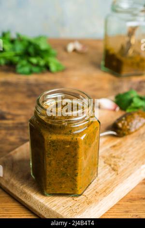 Krug mit hausgemachter Tikka Masala-Krumpaste Stockfoto