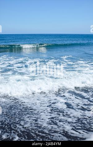 Das wunderschöne türkisfarbene Wasser des berühmten Perissa Strandes auf Santorini Stockfoto