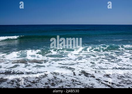 Das wunderschöne türkisfarbene Wasser des berühmten Perissa Strandes auf Santorini Stockfoto