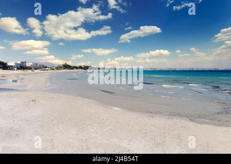 Der Strand Artemida (Loutsa) ist einer der beliebtesten Strände in Attika in der Nähe von Athen, Griechenland Stockfoto