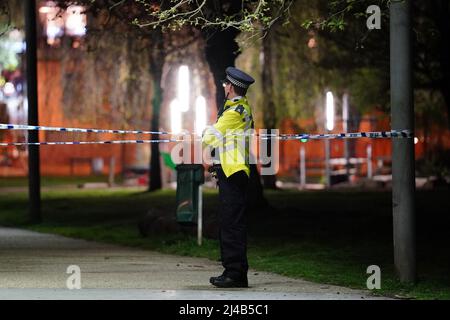 Polizei am Tatort in Lewisham nach dem Tod des 16-jährigen Jungen durch einen Messer wurde die Polizei zu Berichten über einen Kampf im Südosten Londons gerufen. Bilddatum: Mittwoch, 13. April 2022. Stockfoto