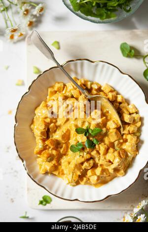 Eine Schüssel mit Füllung für ein Hühnchen-Sandwich mit Krönung Stockfoto