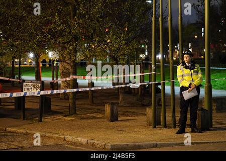 Polizei am Tatort in Lewisham nach dem Tod des 16-jährigen Jungen durch einen Messer wurde die Polizei zu Berichten über einen Kampf im Südosten Londons gerufen. Bilddatum: Mittwoch, 13. April 2022. Stockfoto